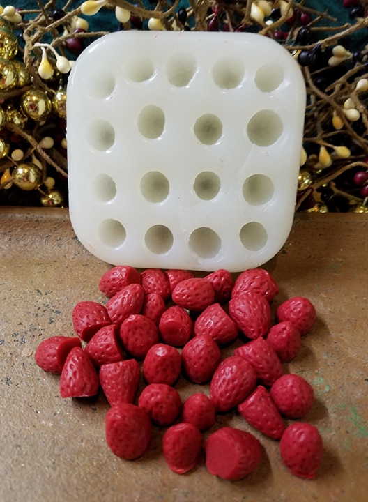 https://www.vanyulay.com/wp-content/uploads/2015/08/Strawberry-Mini-Silicone-Mold-898.jpg