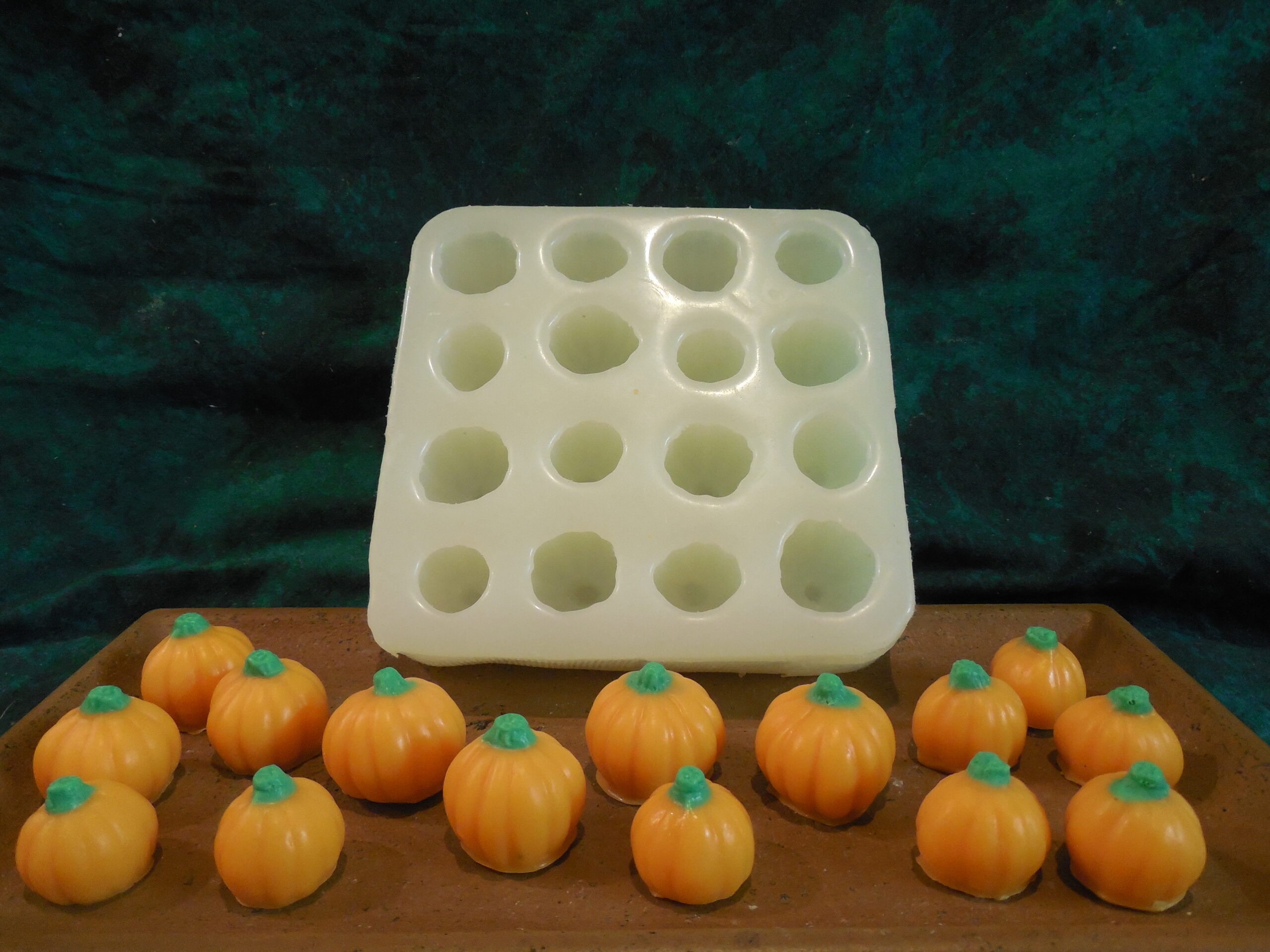 https://www.vanyulay.com/wp-content/uploads/2016/08/Pumpkin-Silicone-Mold-5085-1-scaled.jpg